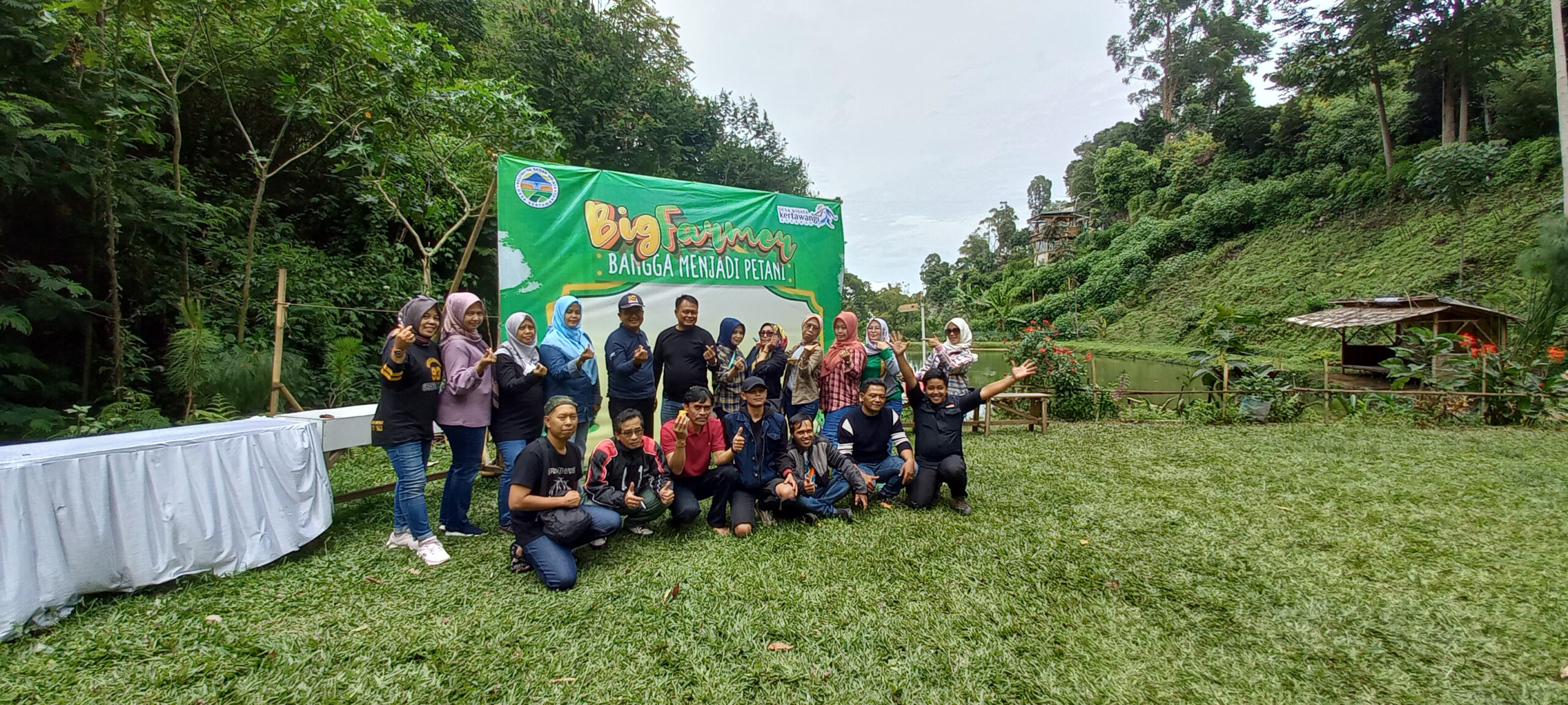 family-gathering-situreret-agrowisata